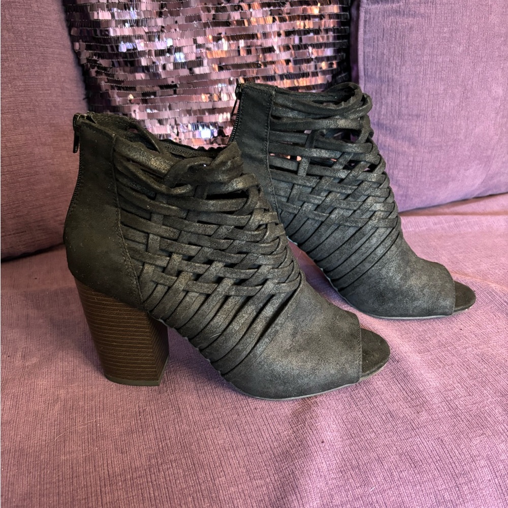 Fergalicious Black Basket Weave Suede Like Peep Toe Chunky 4” Heel Boot S 10